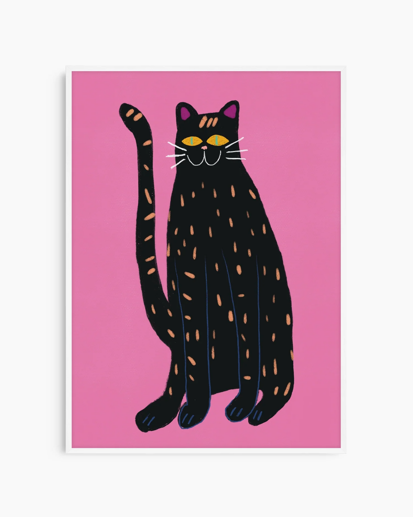 Barntavla med svart katt mot rosa bakgrund, inramad i vit träram som lyfter de klara färgerna och det lekfulla uttrycket.