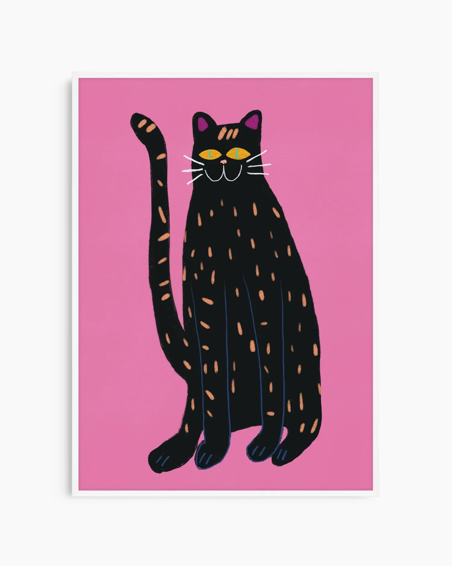 Barntavla med svart katt mot rosa bakgrund, inramad i vit träram som lyfter de klara färgerna och det lekfulla uttrycket.