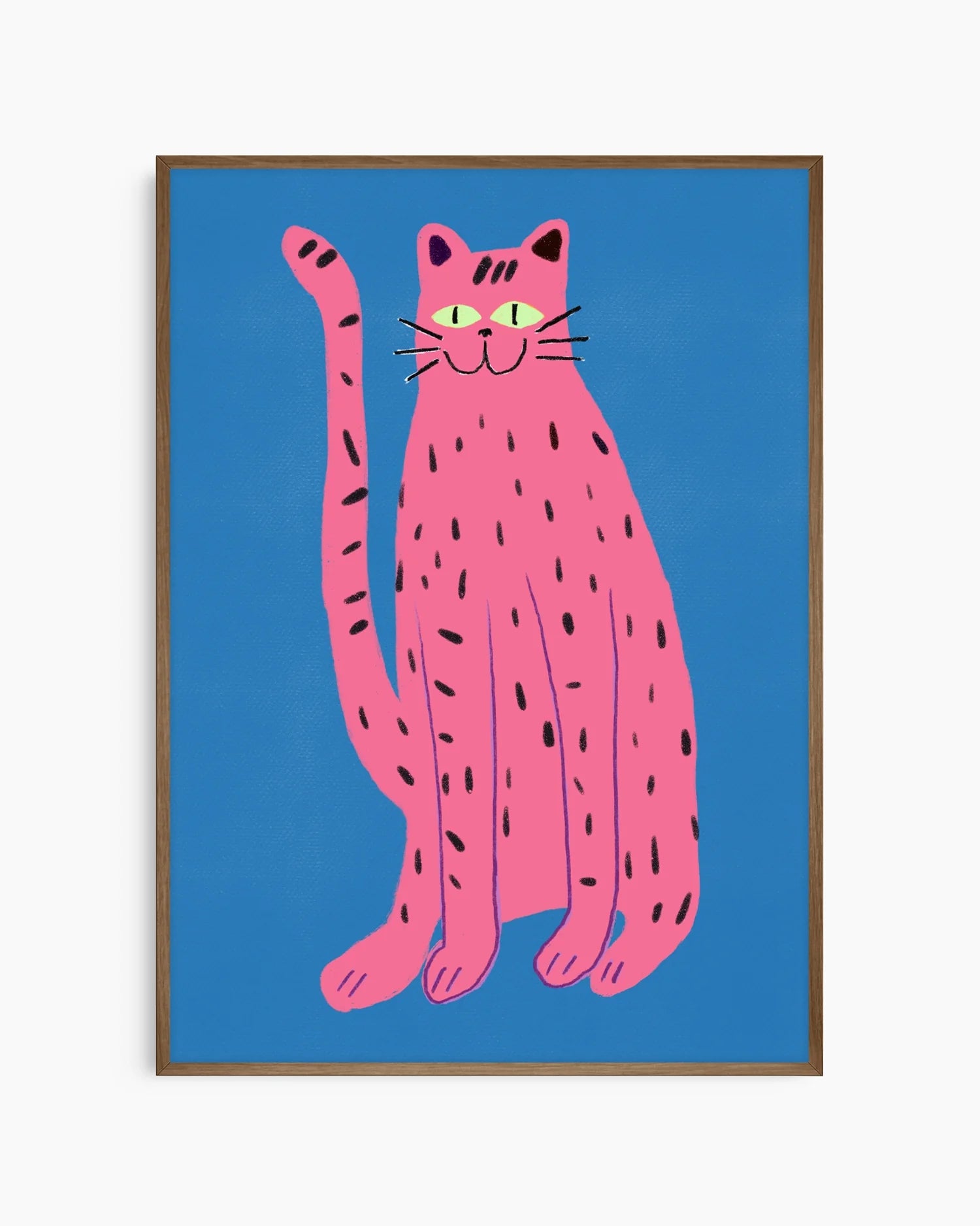Barntavla med rosa katt på blå bakgrund, inramad i mörk ekram som ger motivet ett varmt och mjukt djup.
