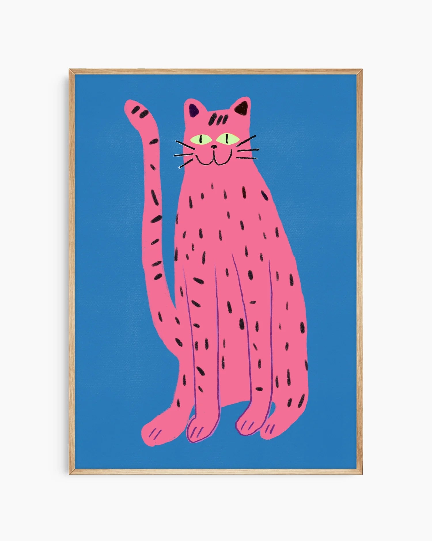 Barntavla med lekfull rosa katt mot blå bakgrund, inramad i ekram som skapar ett harmoniskt och vänligt uttryck.