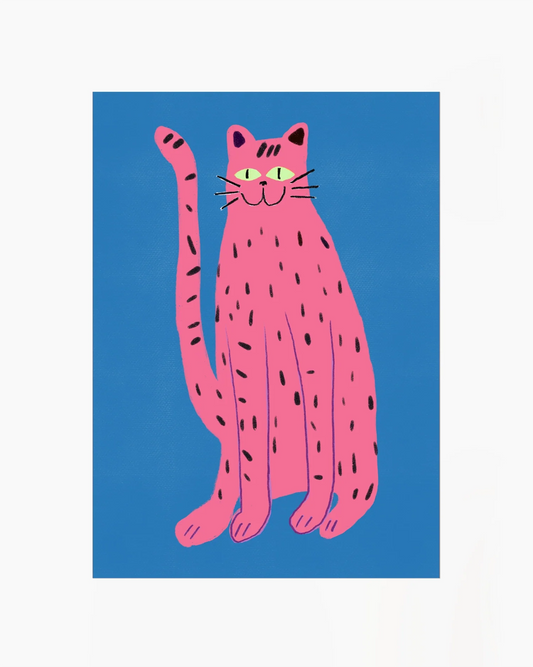 Barntavla med grafisk rosa katt med svarta prickar mot blå bakgrund, ett färgstarkt och humoristiskt tillskott till barnrummet.