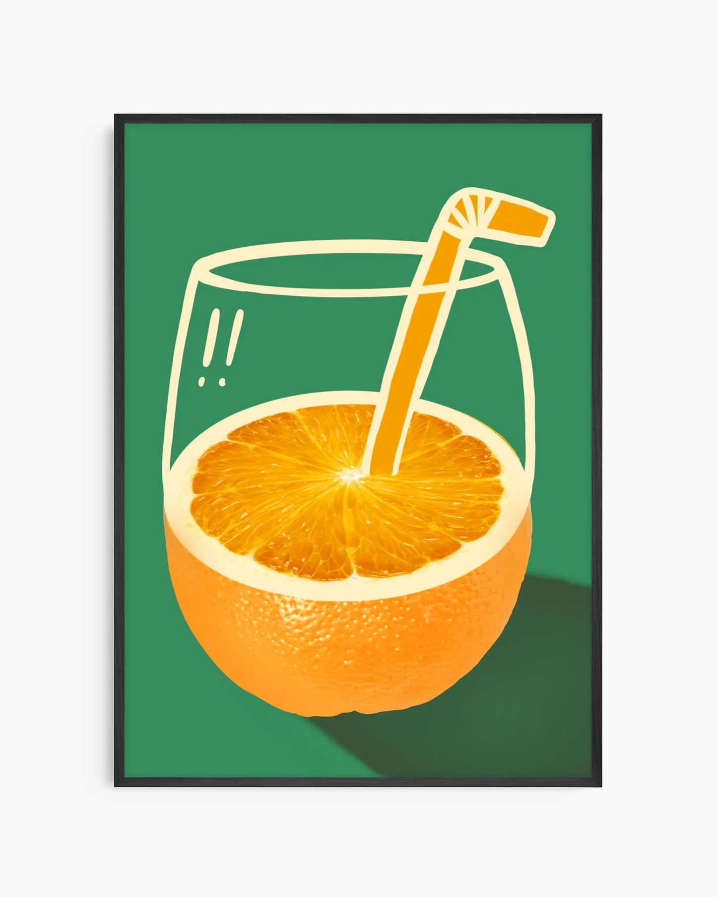 Barntavla med ett glas med apelsinjuice och stiliserat sugrör mot grön bakgrund, inramad i svart träram som ger motivet ett modernt uttryck.