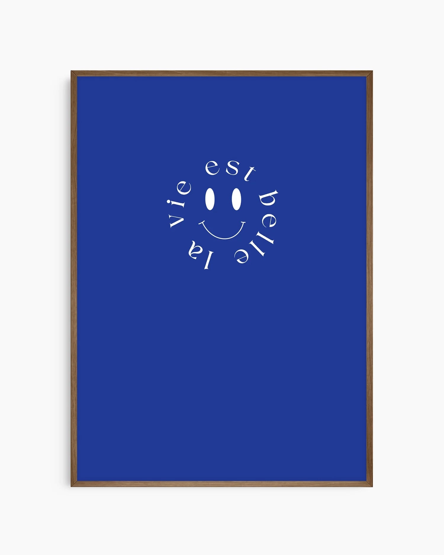 Barntavla med cirkelformad vit smiley och fransk text på blå bakgrund, inramad i mörk ekram som tillför värme och elegans.