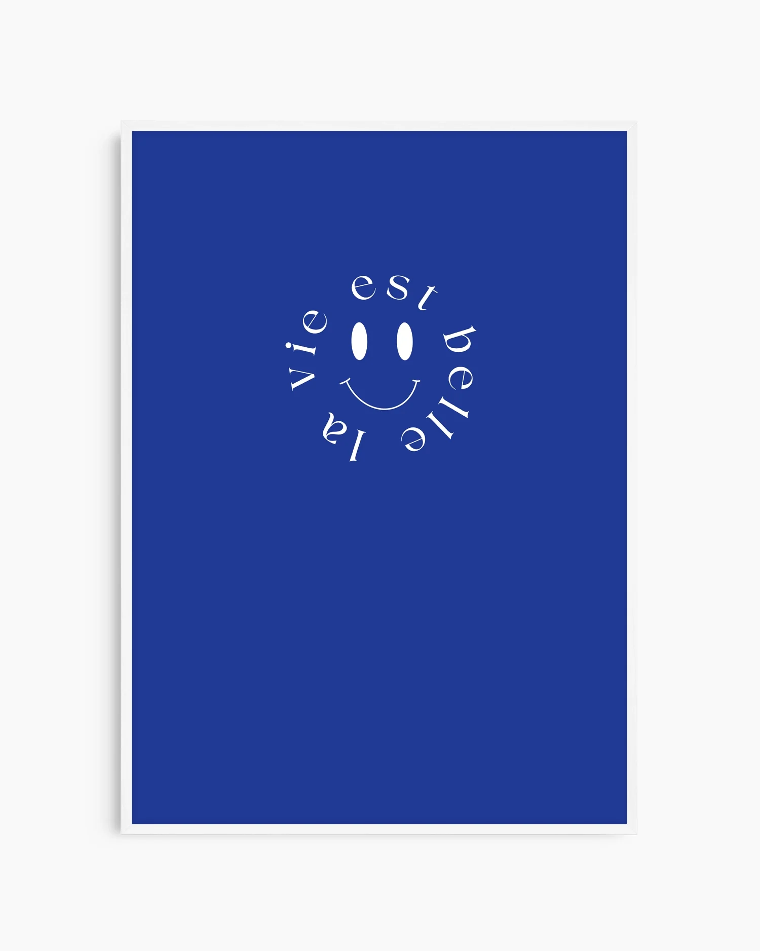 Barntavla med stilren vit smiley och fransk text, inramad i vit träram som lyfter de ljusa detaljerna mot den djupblå bakgrunden.
