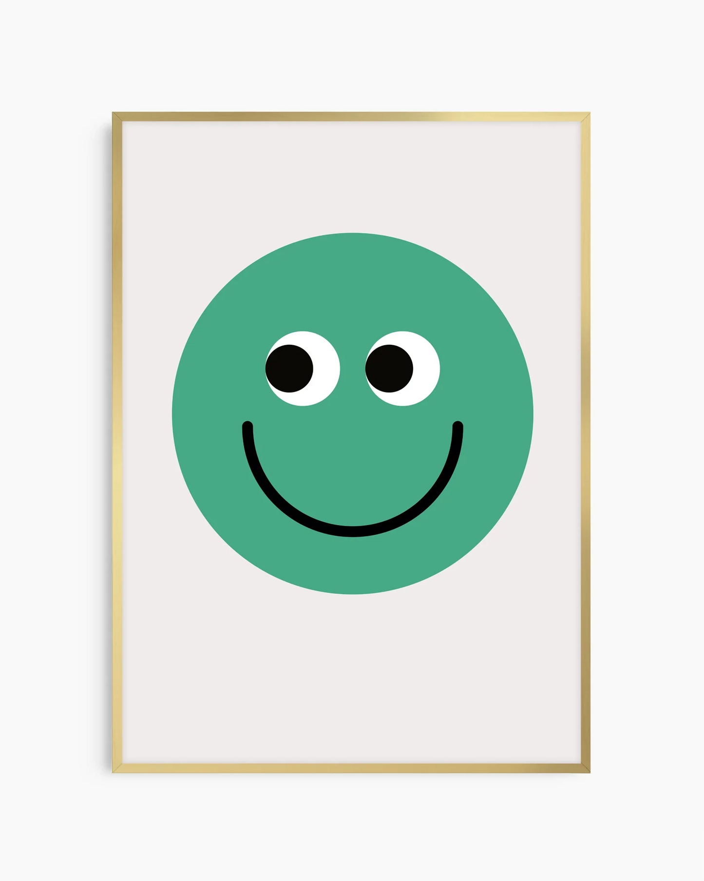 Barntavla med grön smiley på ljus bakgrund, inramad i guld aluminiumram som ger motivet en lekfull och elegant touch.