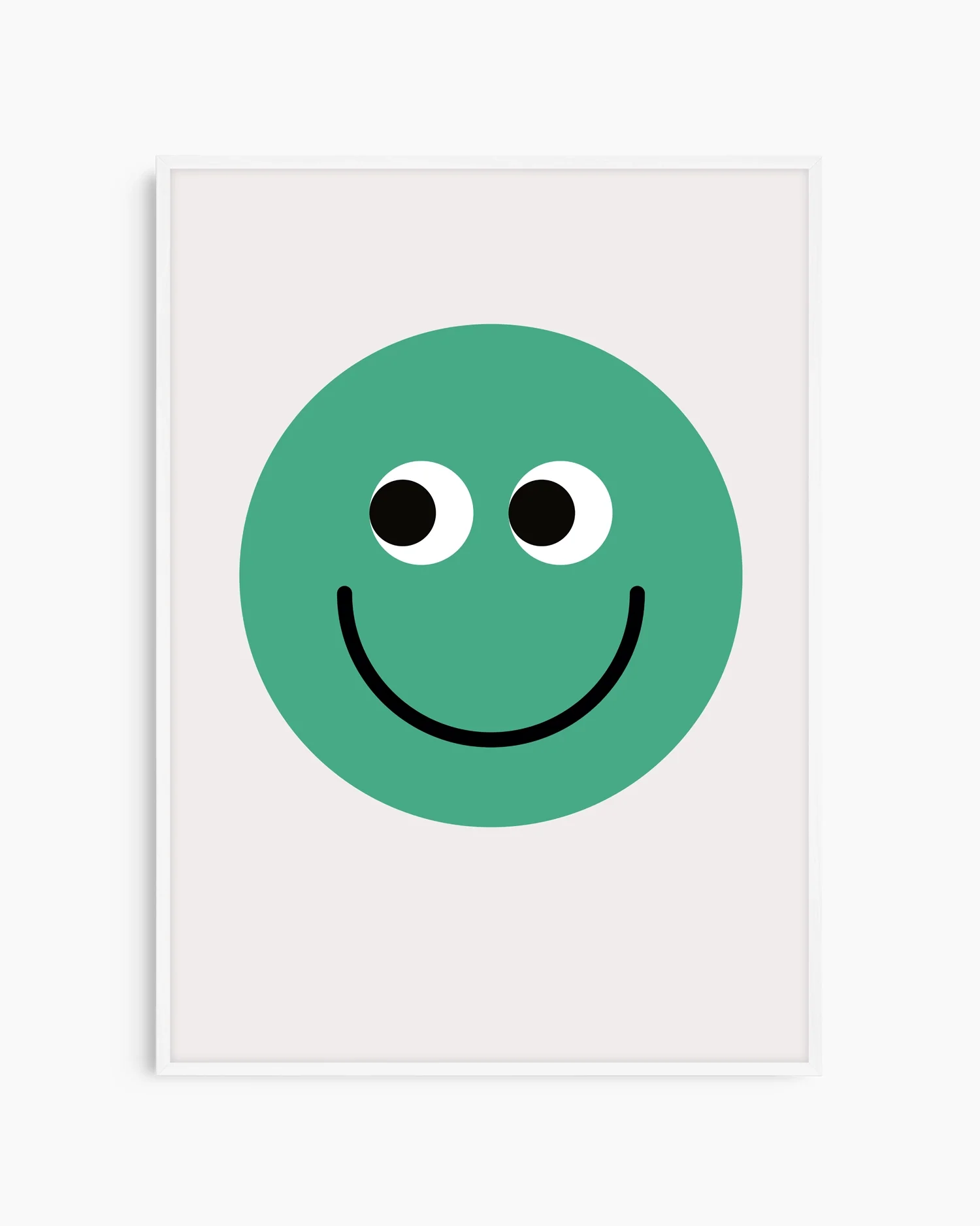 Barntavla med grön smiley på neutral bakgrund, inramad i vit träram som lyfter motivets rena och glada känsla.