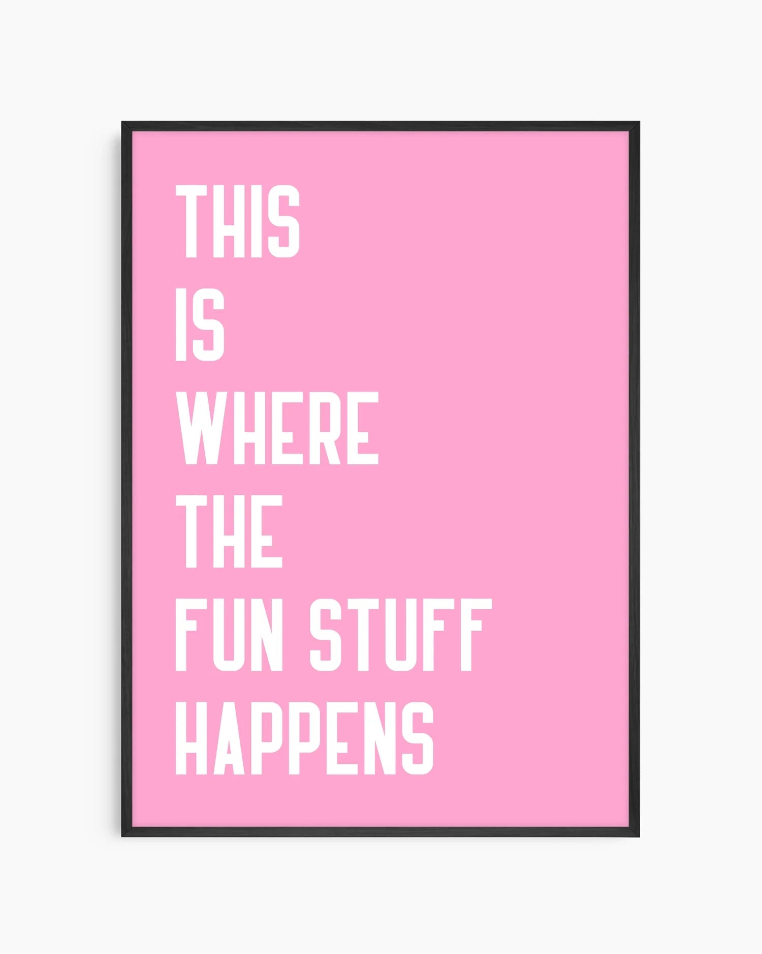 Inramad barntavla med rosa bakgrund och texten “THIS IS WHERE THE FUN STUFF HAPPENS” i vitt, i en svart träram som ger ett modernt och tydligt uttryck.