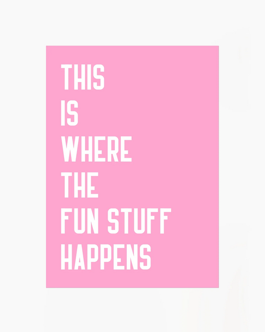 Barntavla med rosa bakgrund och vit text som lyder “THIS IS WHERE THE FUN STUFF HAPPENS”, i en tydlig och modern typografi.