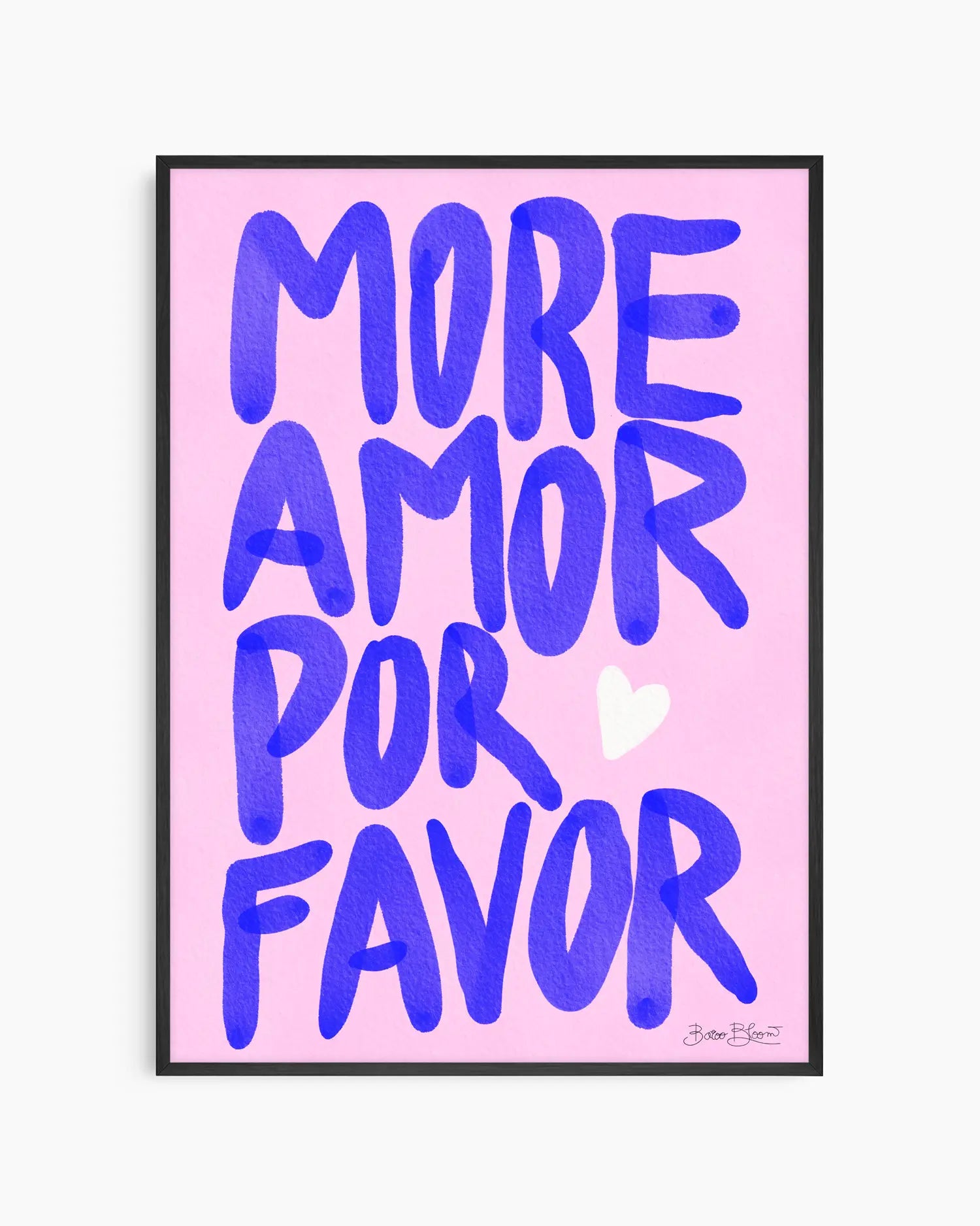 Barntavla med texten "More Amor Por Favor" i handmålad blå text och ett litet vitt hjärta på rosa bakgrund, inramad i svart träram. En färgstark och kärleksfull design.