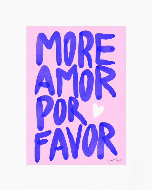 Barntavla med texten "More Amor Por Favor" i blå handmålad text med vitt hjärta på rosa bakgrund. En livfull och kärleksfull design.