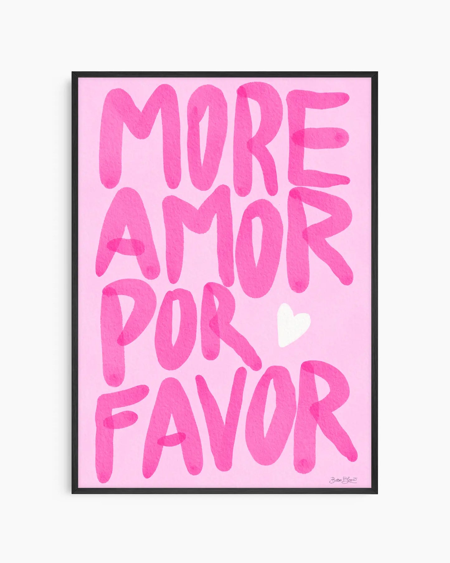 Barntavla med texten "More Amor Por Favor" i handmålad rosa text och ett vitt hjärta på ljusrosa bakgrund, inramad i svart träram. En lekfull och kärleksfull design.