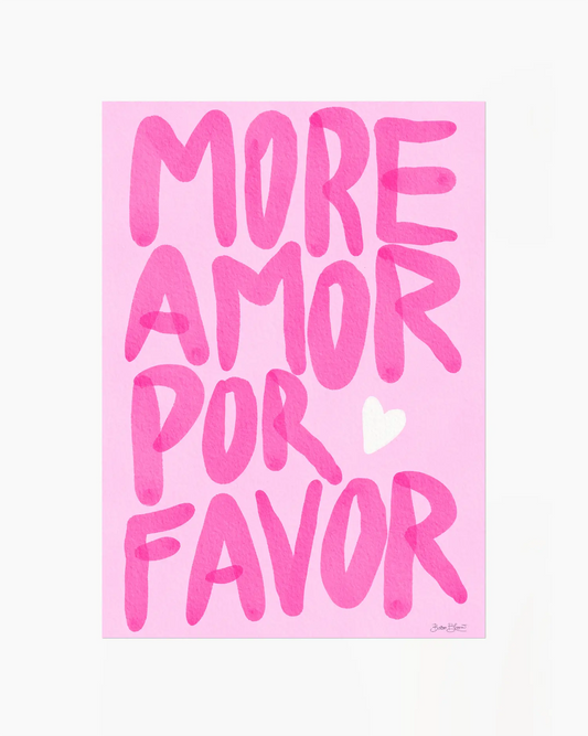 Barntavla med texten "More Amor Por Favor" i handmålad rosa text med vitt hjärta på ljusrosa bakgrund. En färgglad och kärleksfull design.