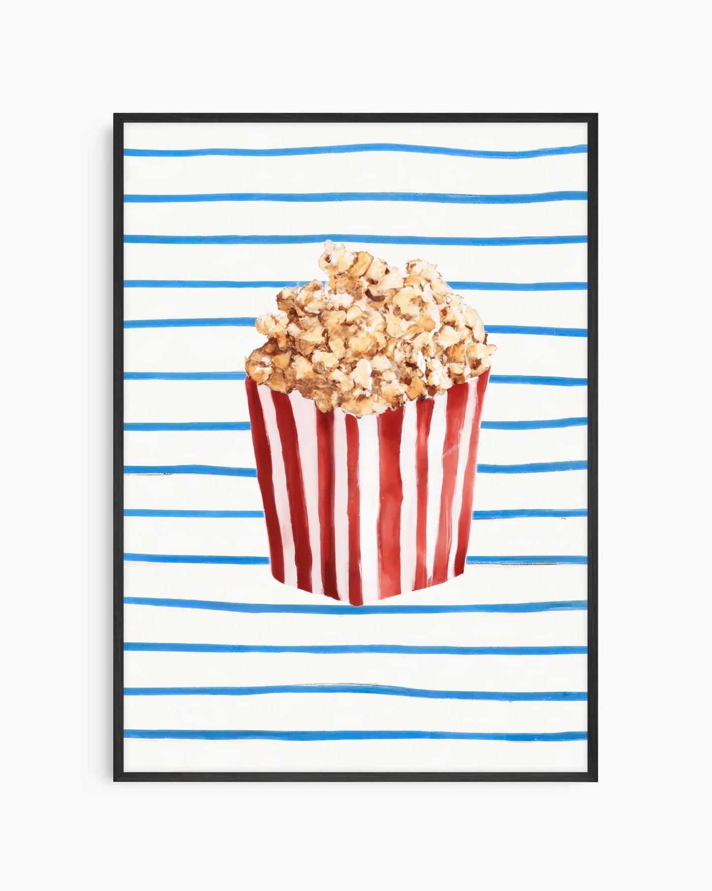 Barntavla med illustration av popcorn i randig rödvit bägare mot blåvitrandig bakgrund, inramad i svart träram. Lekfull och stilren väggdekoration för barnrummet.