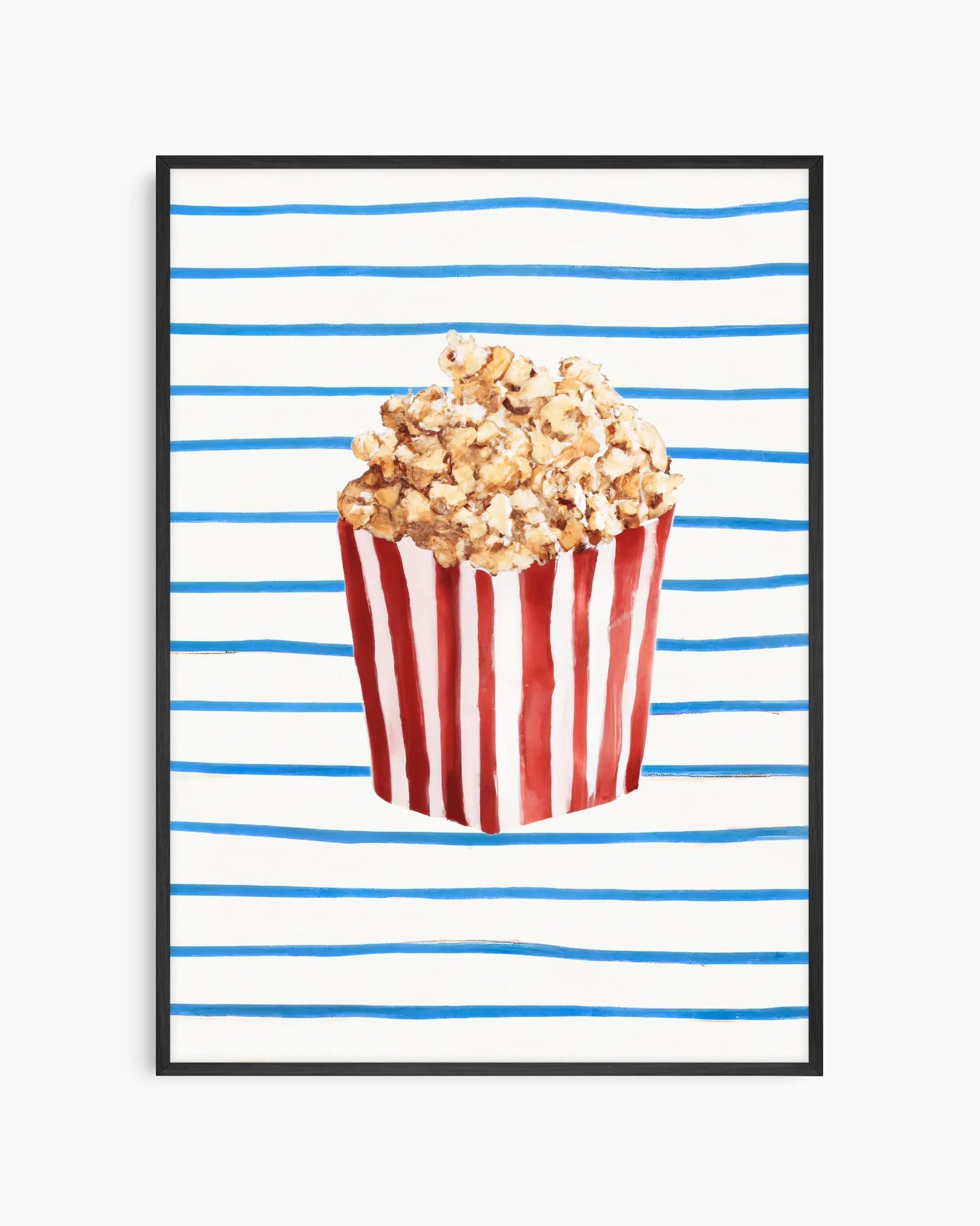 Barntavla med illustration av popcorn i randig rödvit bägare mot blåvitrandig bakgrund, inramad i svart träram. Lekfull och stilren väggdekoration för barnrummet.