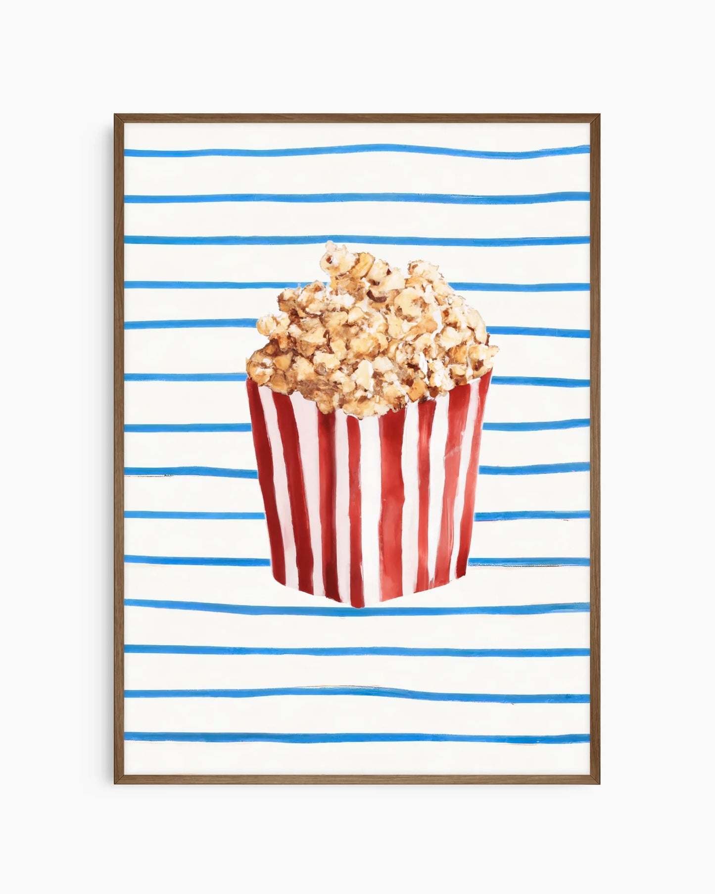 Barntavla med illustration av popcorn i randig rödvit bägare mot blåvitrandig bakgrund, inramad i mörk ekram. En charmig och grafisk barnrumstavla med retro känsla.