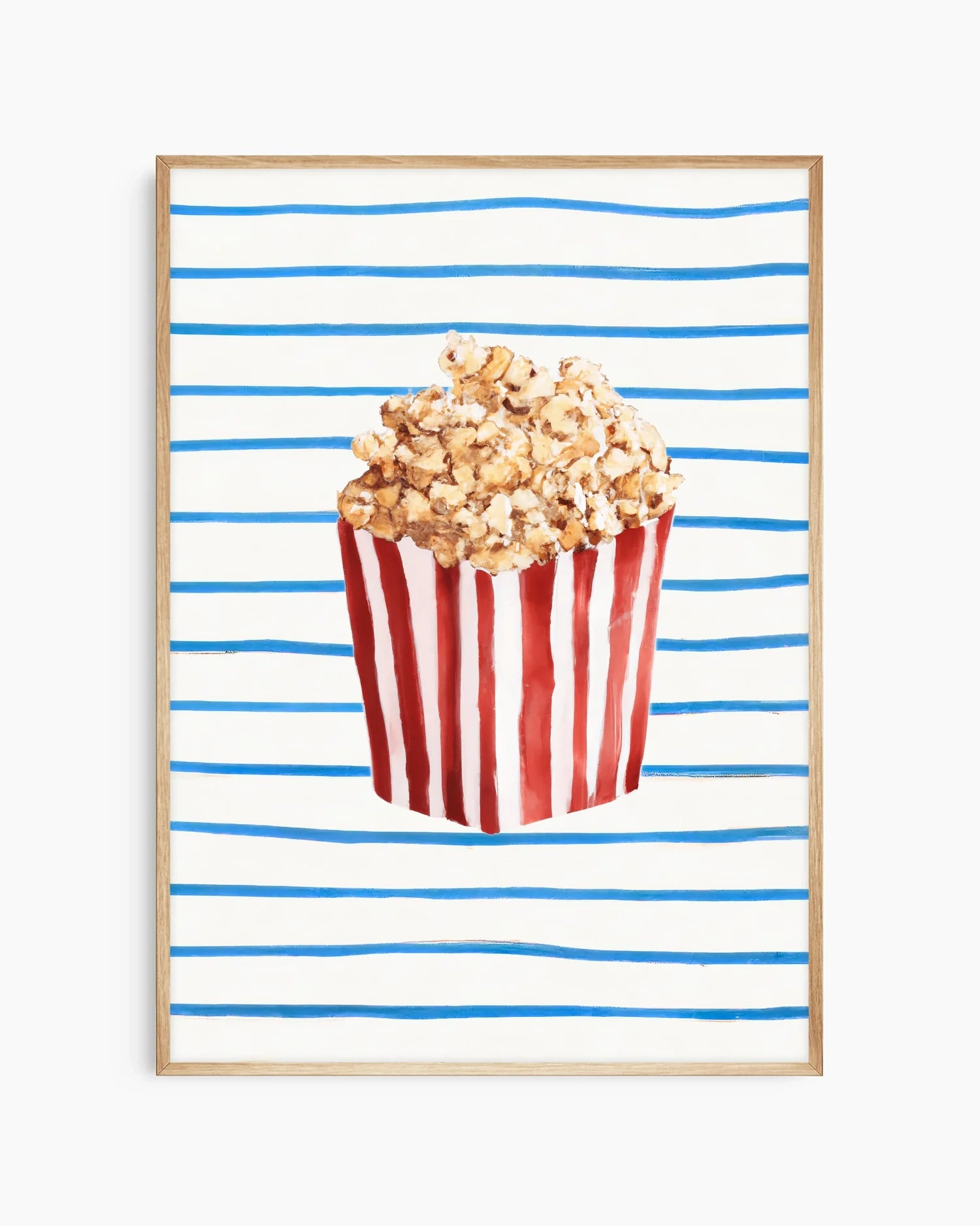 Barntavla med illustration av popcorn i randig rödvit bägare mot blåvitrandig bakgrund, inramad i ekram. En mjuk och lekfull inredningsdetalj för barnrum.