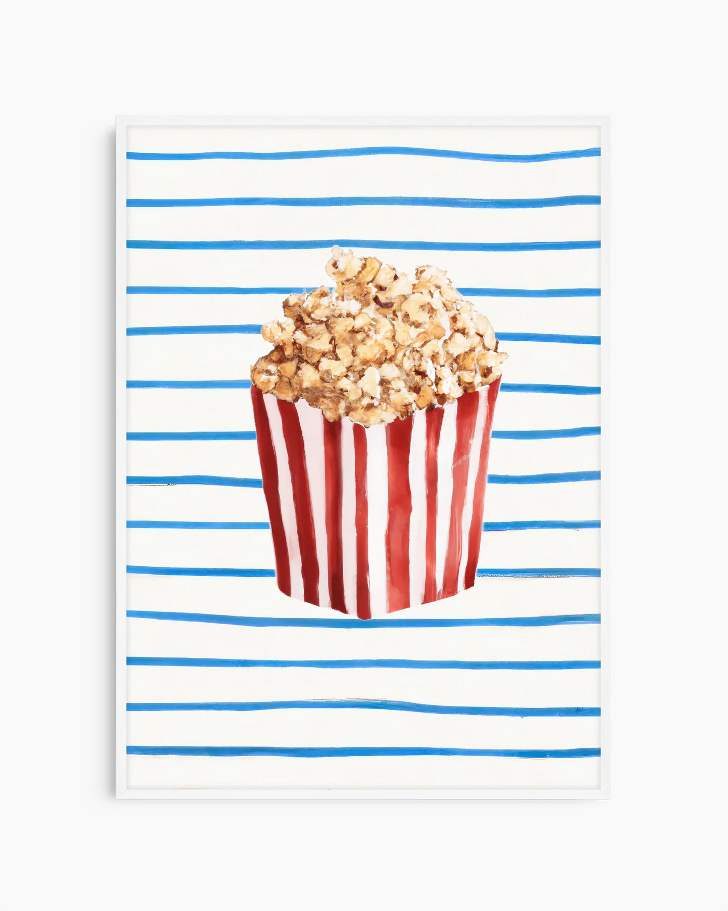 Barntavla med illustration av popcorn i randig rödvit bägare mot blåvitrandig bakgrund, inramad i vit träram. En ljus och glad poster som passar perfekt i barnrummet.