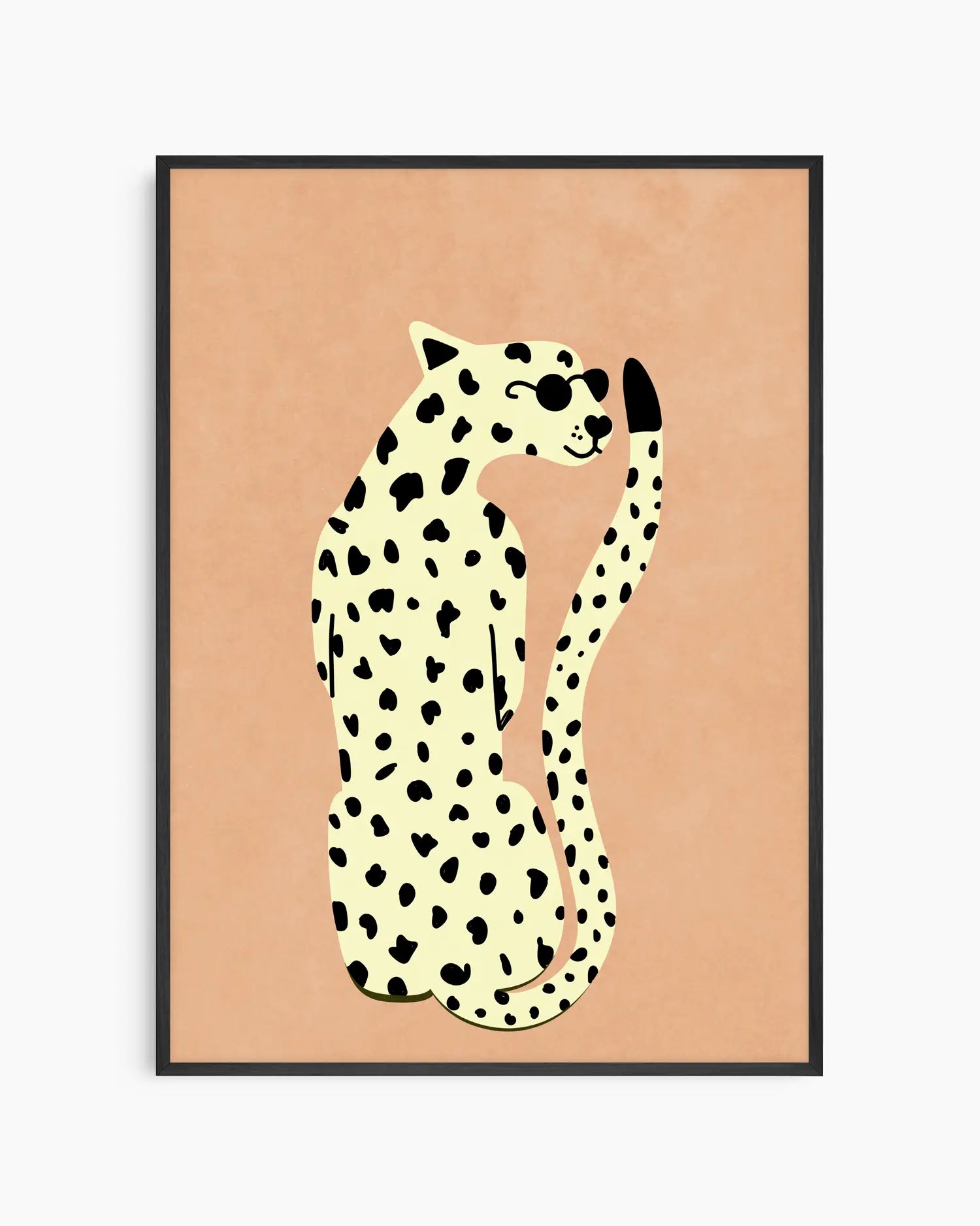 Barnrumstavla med illustration av en prickig leopard med solglasögon mot beige bakgrund, inramad i svart träram. En cool och lekfull väggdekoration.