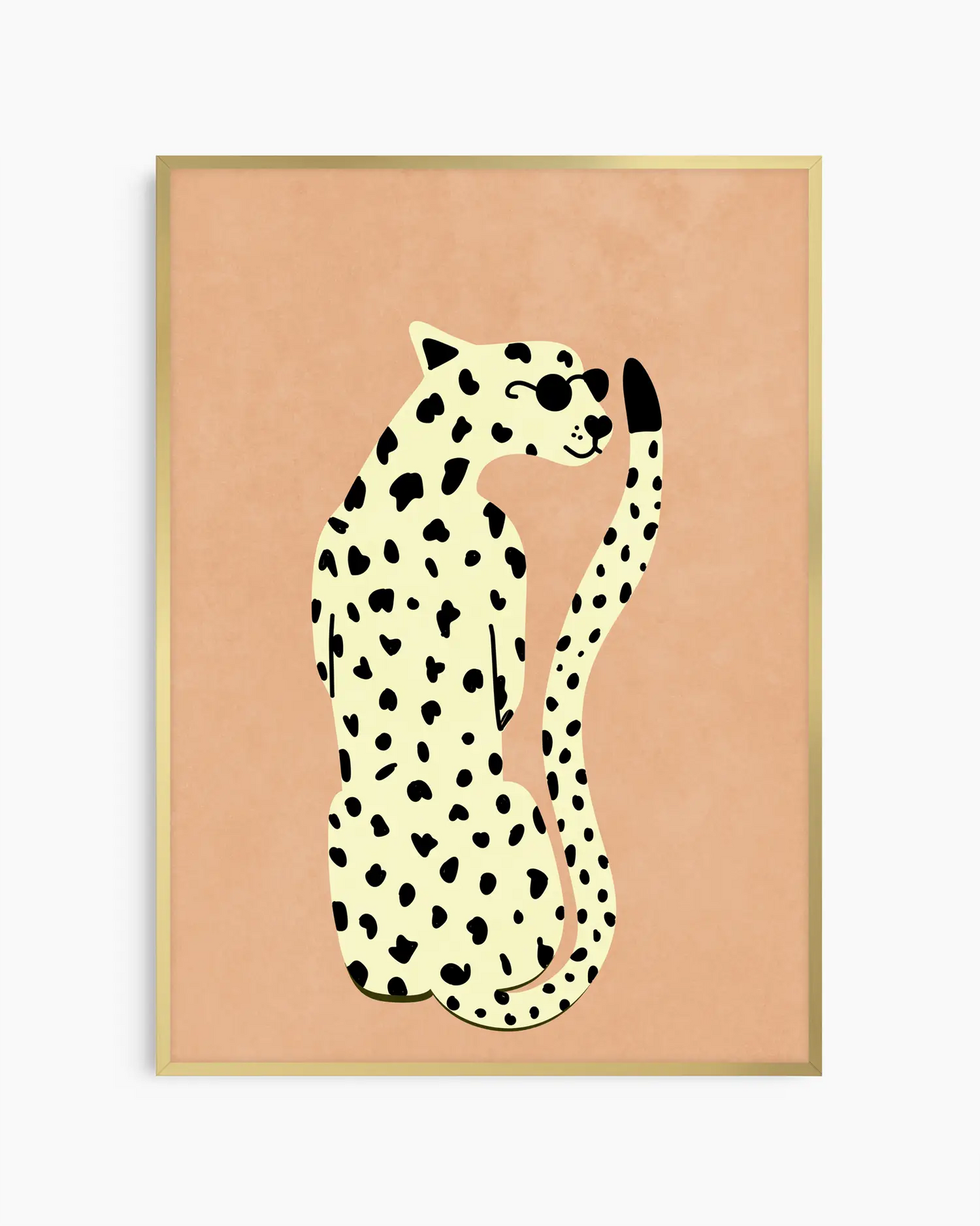 Barnrumstavla med stiliserad leopard med solglasögon mot beige bakgrund, inramad i guld aluminiumram. En elegant och rolig poster.