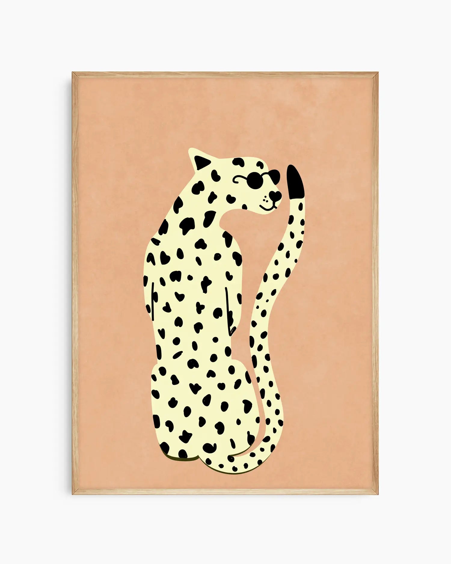 Barnrumstavla med prickig leopard i grafisk stil mot beige bakgrund, inramad i ekram. En mjuk och modern inredningsdetalj.
