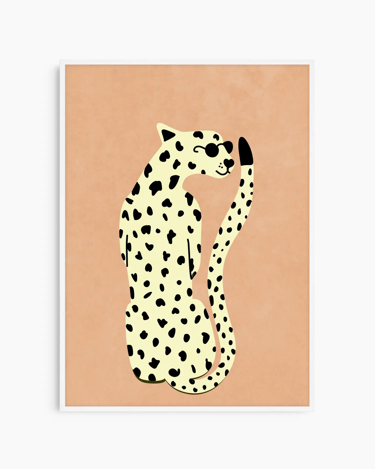 Barnrumstavla med leopard med solglasögon på beige bakgrund, inramad i vit träram. En ljus och lekfull illustration.