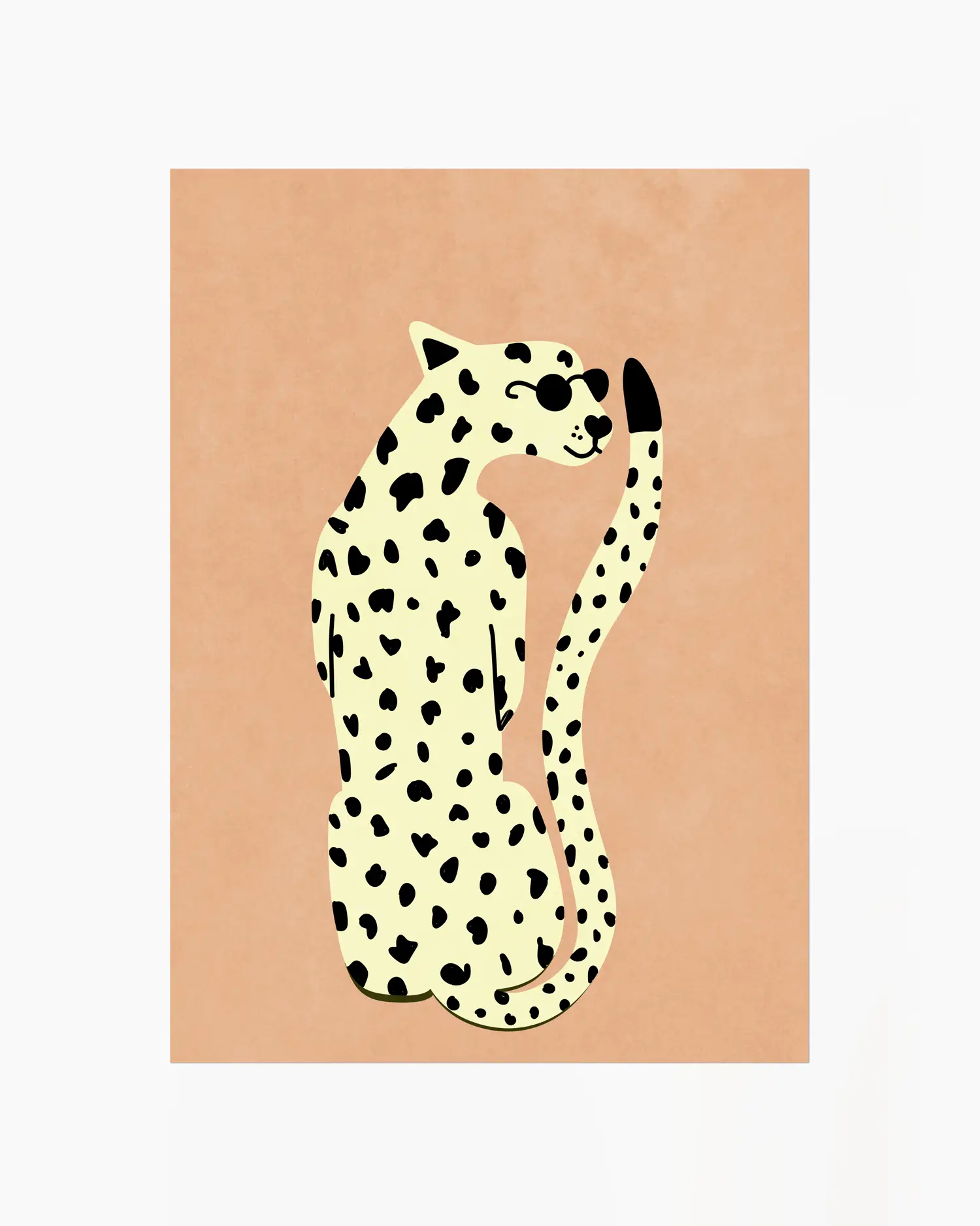Barnrumstavla med illustration av en prickig leopard med solglasögon mot beige bakgrund. En modern och humoristisk poster.