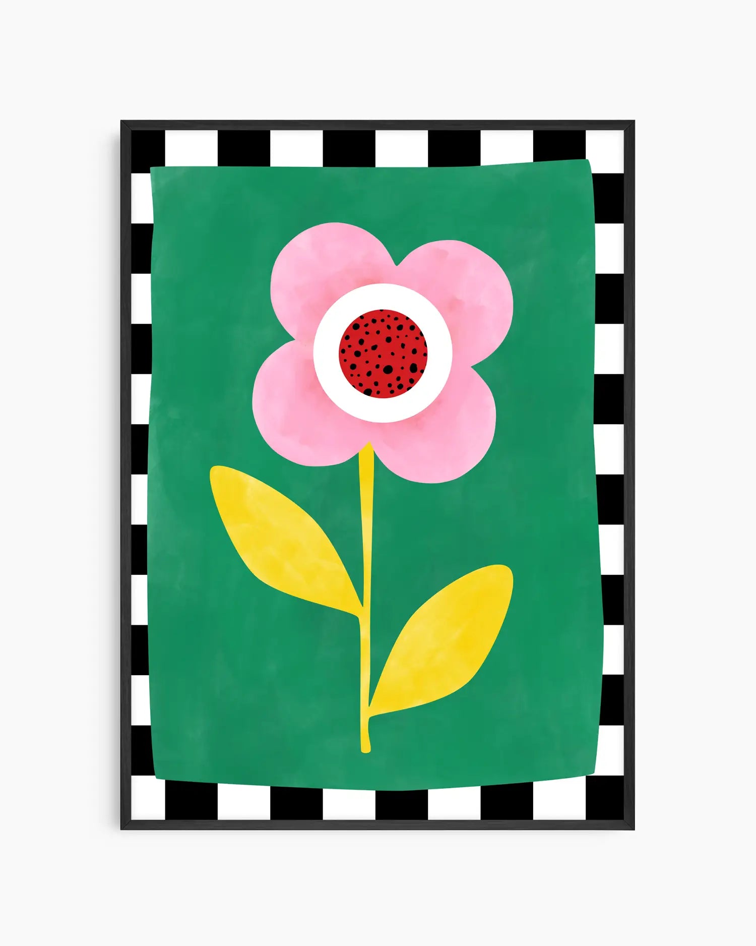 Barnrumstavla med illustration av en rosa blomma med rött centrum och gula blad på grön bakgrund, omgiven av svartvitt rutmönster, inramad i svart träram. En lekfull och färgstark väggdekoration.