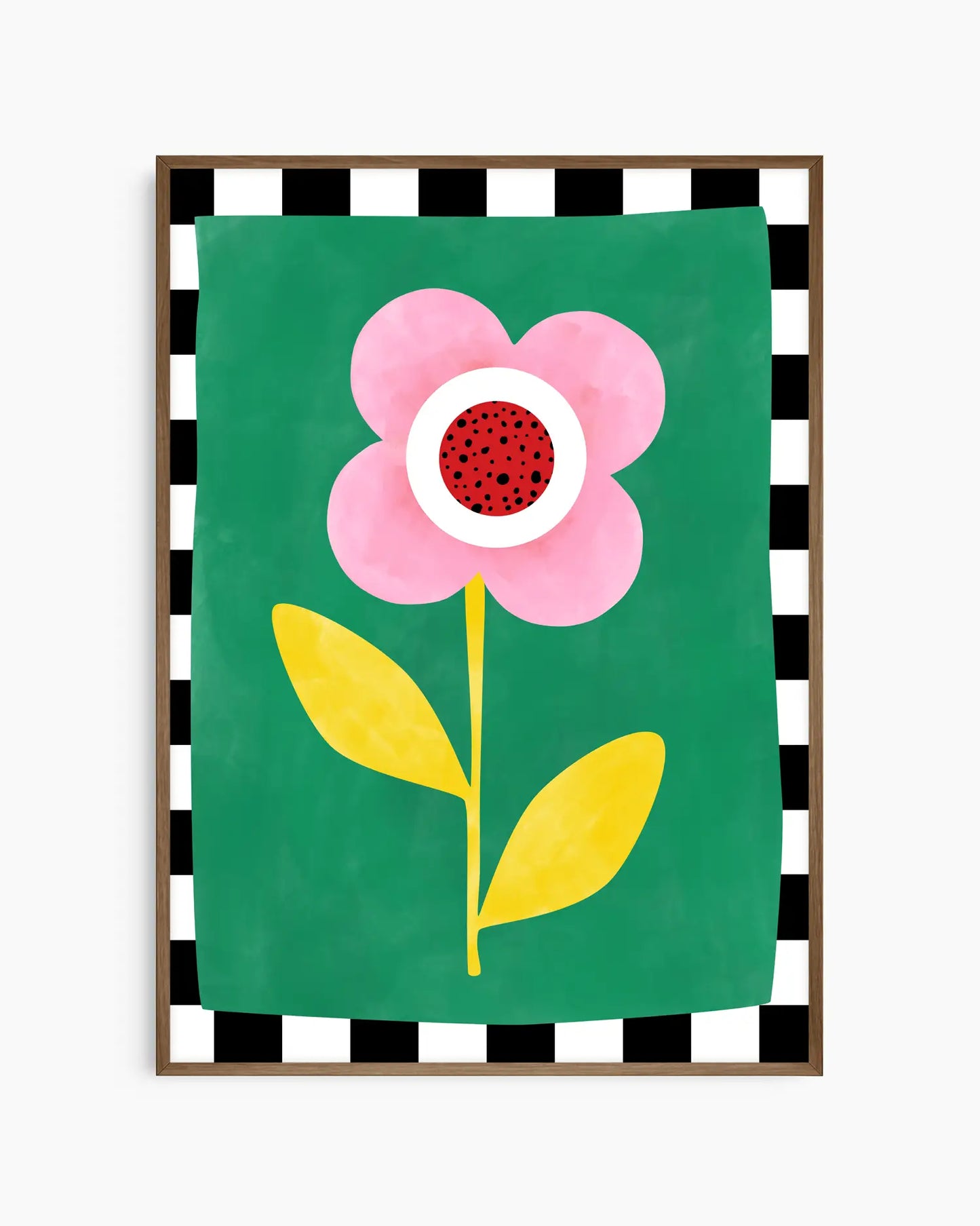 Barnrumstavla med rosa blomma och gula blad på grön bakgrund med svartvit rutkant, inramad i mörk ekram. En varm och grafisk illustration.