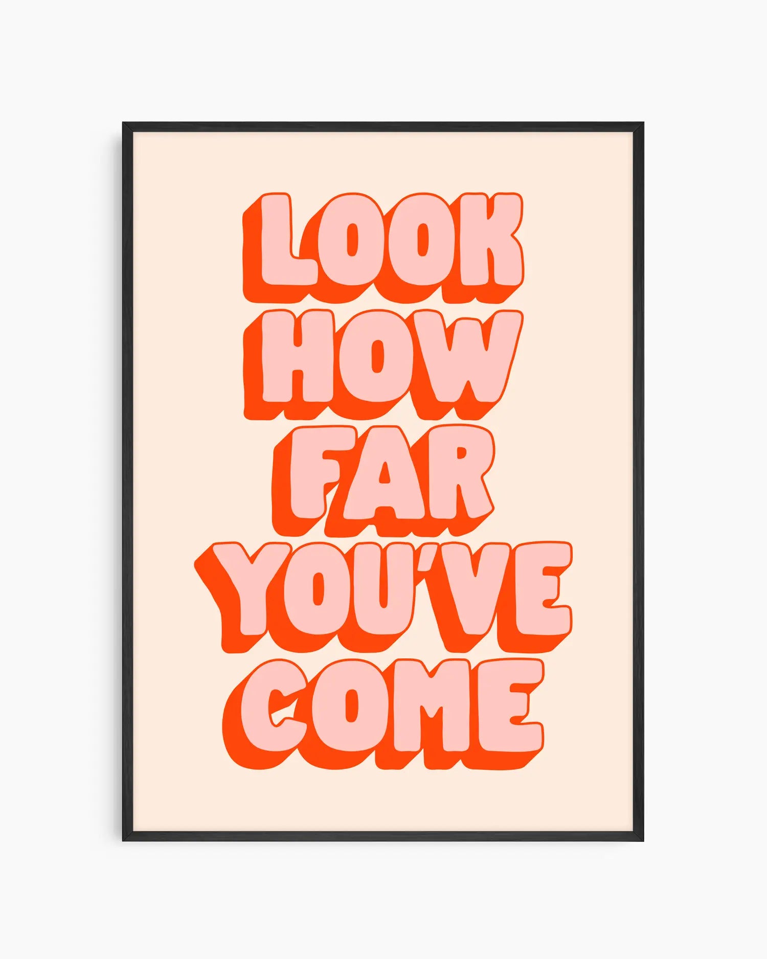 Barntavla med texten "LOOK HOW FAR YOU'VE COME" i rosa och orange 3D-typografi på ljus bakgrund, inramad i svart träram. En positiv och uppmuntrande väggdekoration.