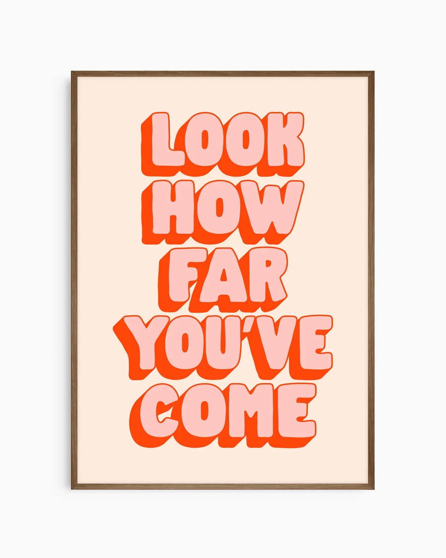 Barntavla med "LOOK HOW FAR YOU'VE COME" i färgstark rosa-orange text på ljus bakgrund, inramad i mörk ekram. En varm och inspirerande illustration.