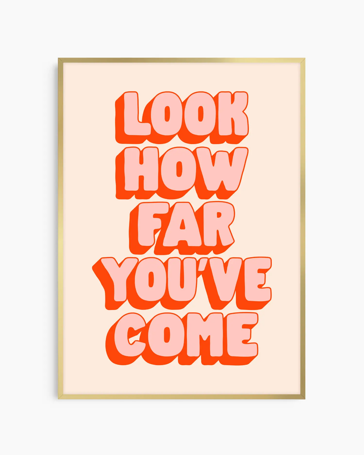 Barnrumstavla med texten "LOOK HOW FAR YOU'VE COME" i mjuk rosa och orange ton, inramad i guld aluminiumram. En elegant och peppande poster.