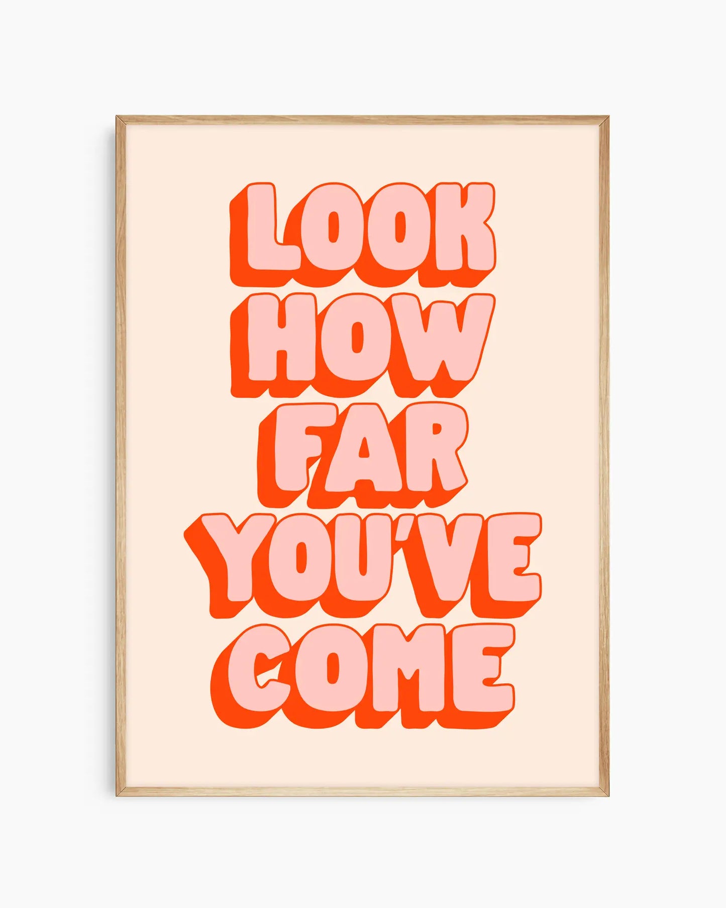 Barntavla med "LOOK HOW FAR YOU'VE COME" i rosa och orange skuggeffekt mot ljus bakgrund, inramad i ekram. En mjuk och energigivande illustration.