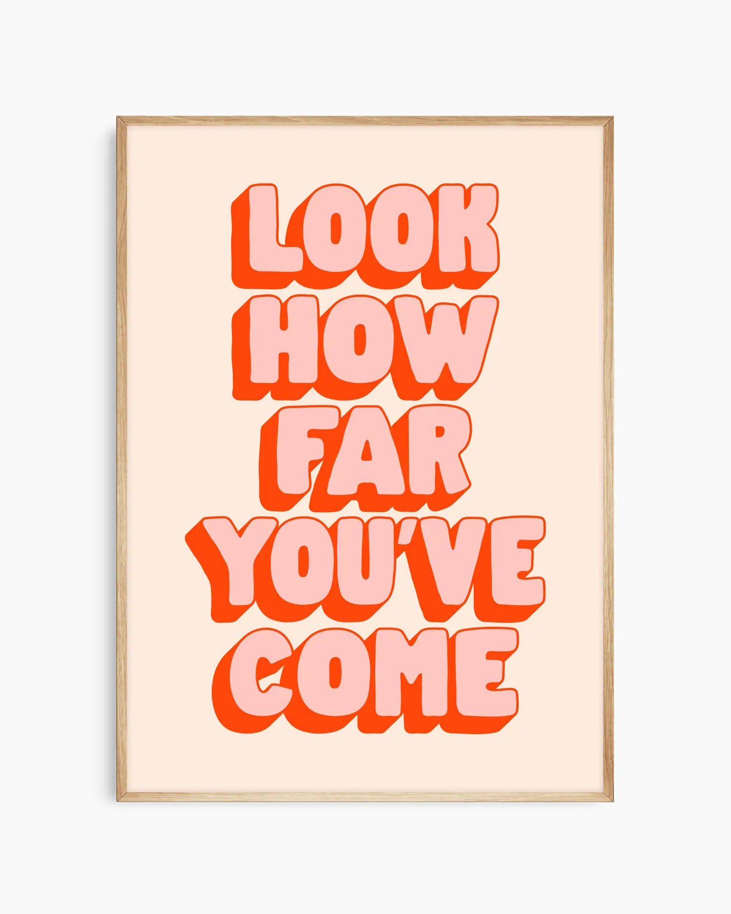 Barntavla med "LOOK HOW FAR YOU'VE COME" i rosa och orange skuggeffekt mot ljus bakgrund, inramad i ekram. En mjuk och energigivande illustration.