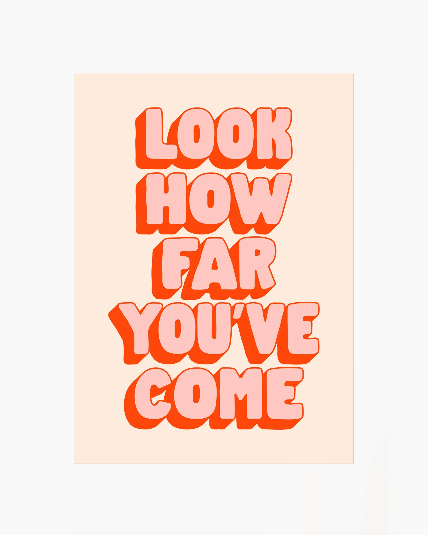 Barnrumstavla med texten "LOOK HOW FAR YOU'VE COME" i rosa och orange 3D-typografi på ljus bakgrund. En peppande och färgglad illustration.