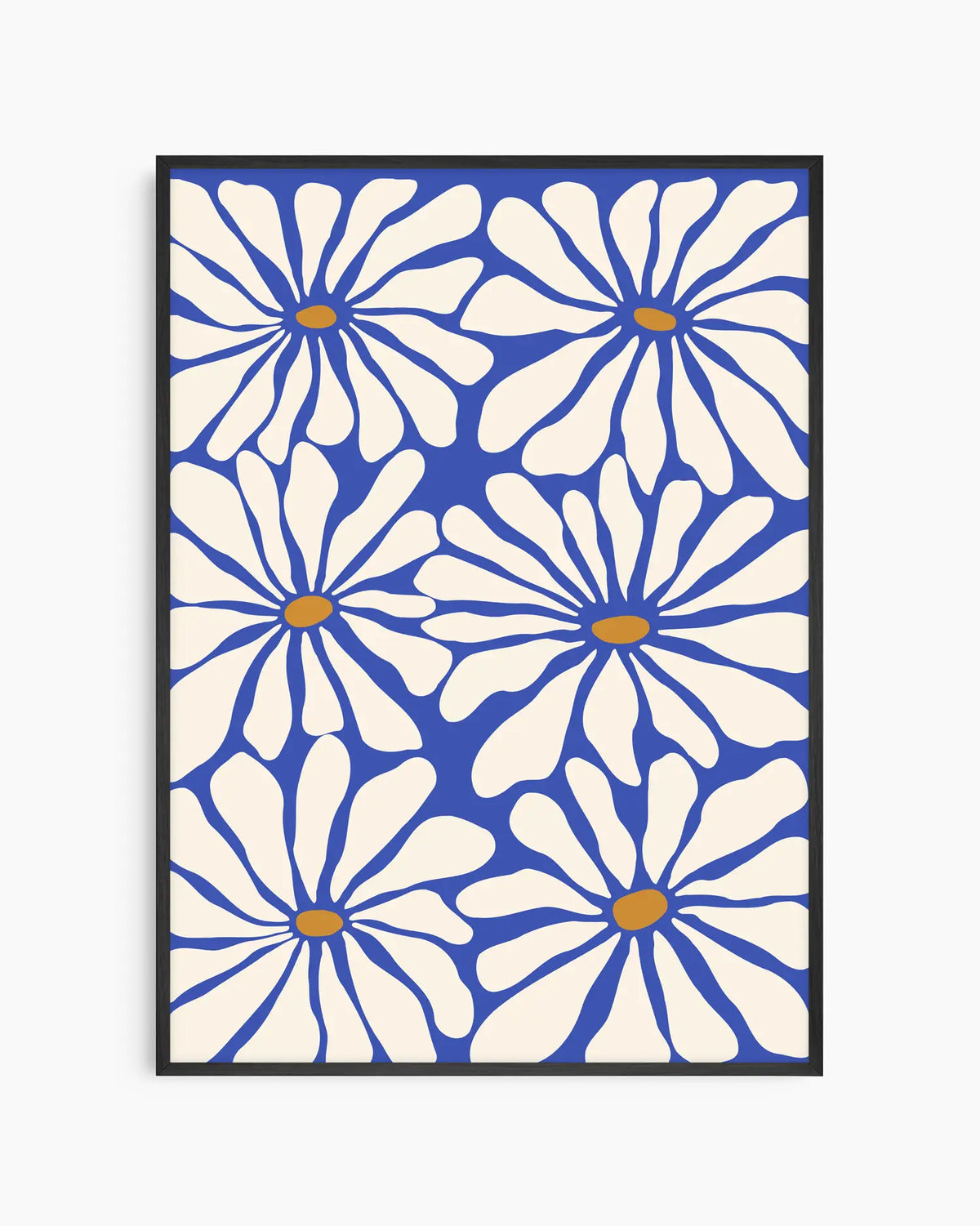 Barnrumstavla med illustration av stora vita blommor med blå konturer och gula mittpunkter på ljus bakgrund, inramad i svart träram. En lekfull och grafisk väggdekoration.