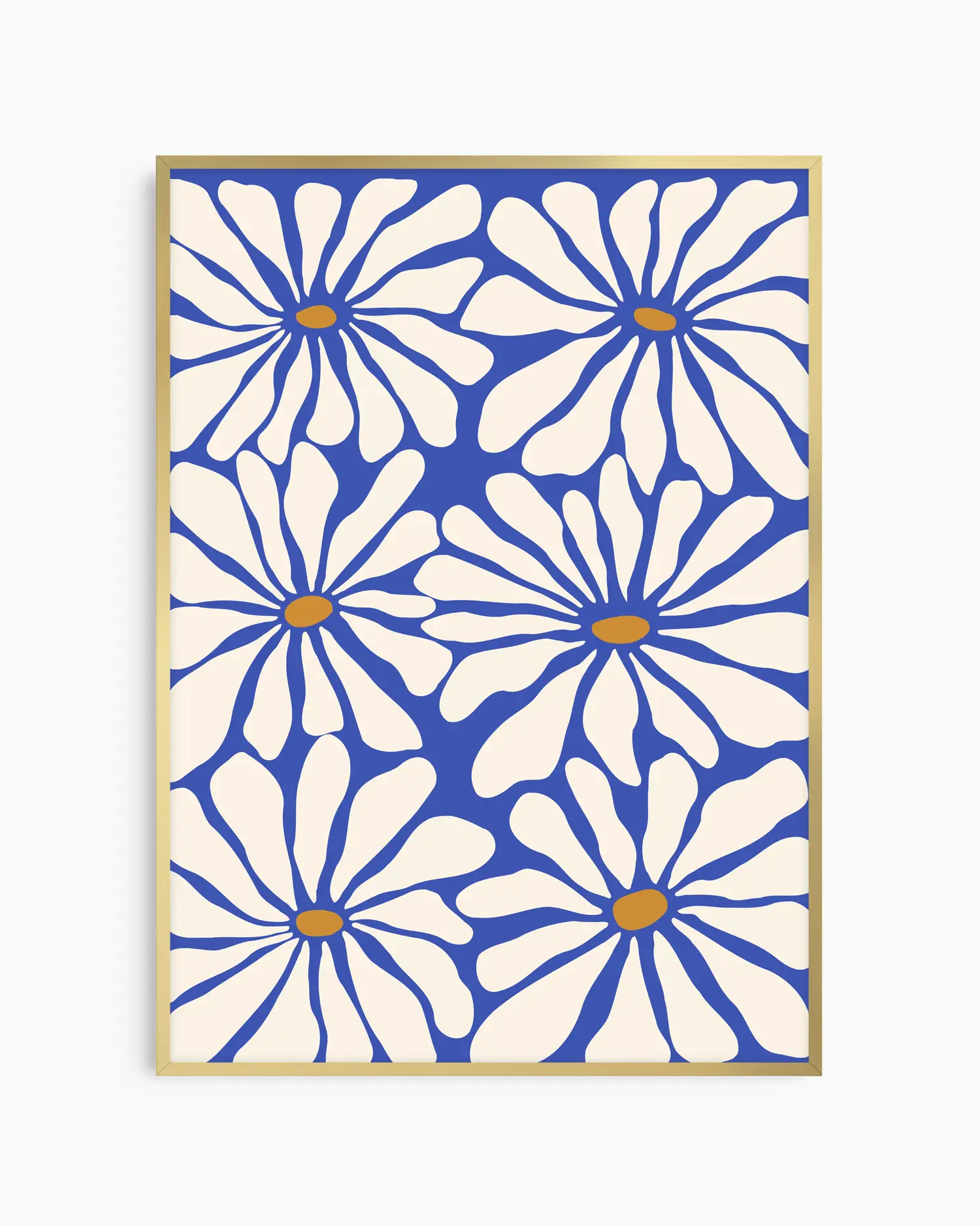 Barnrumstavla med vita blomblad, blå konturer och gula mittpunkter, inramad i guld aluminiumram. En elegant och färgstark poster.