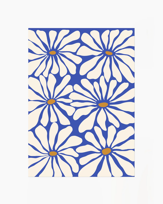 Barnrumstavla med illustration av stora vita blommor med blå konturer och gula centrum. En färgstark och modern poster.