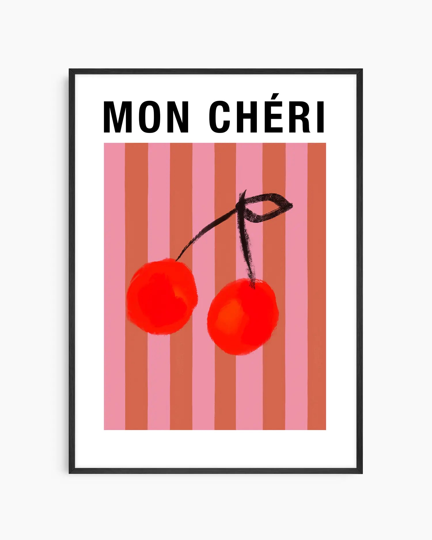 Barntavla med texten "MON CHÉRI" i svart, ovanför två målade körsbär på rosa och rödbrun randig bakgrund, inramad i svart träram. En söt och modern barnrumstavla.