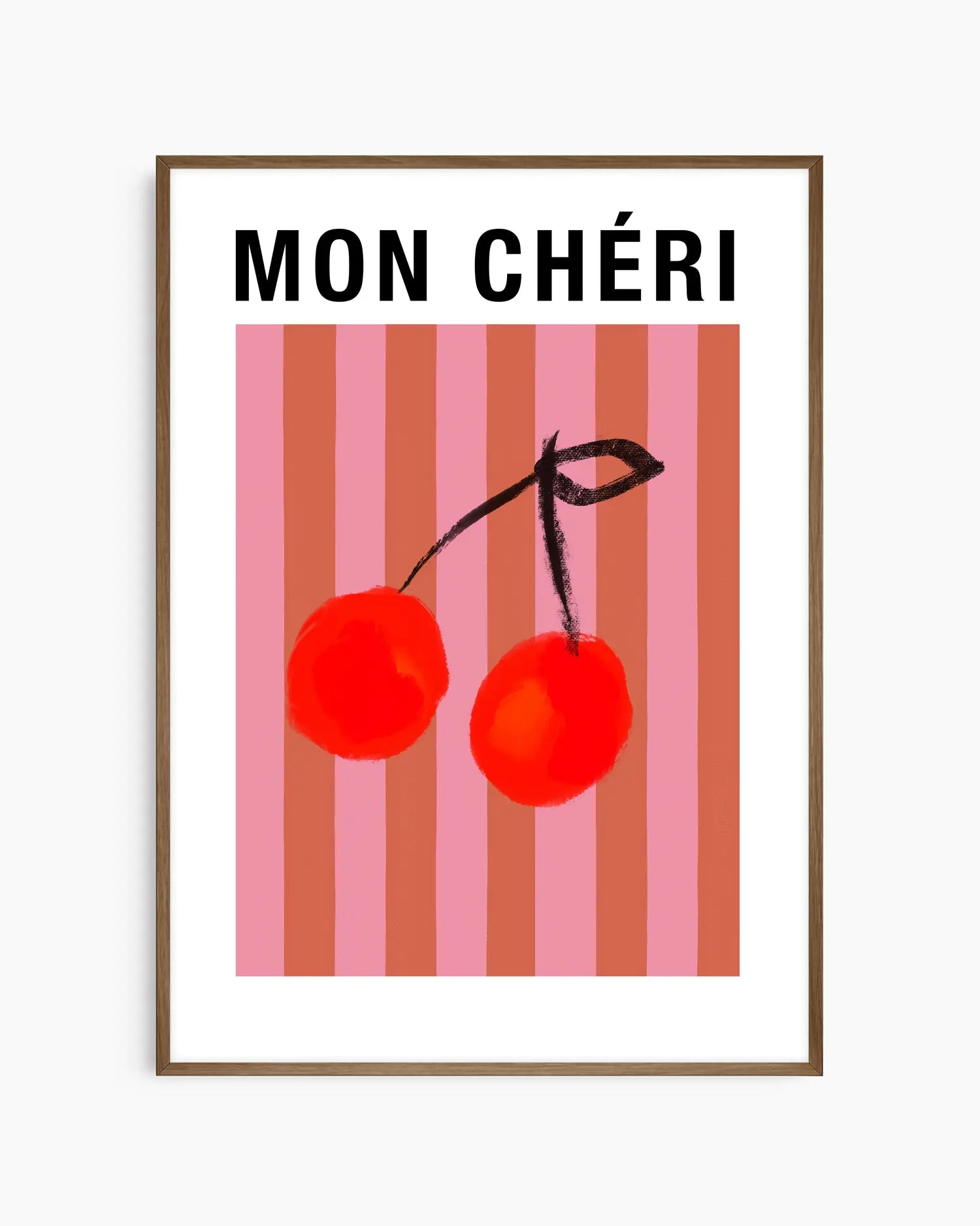 Barntavla med "MON CHÉRI" i svart text och två röda körsbär mot rosa och rödbruna ränder, inramad i mörk ekram. En varm och charmig väggdekoration.