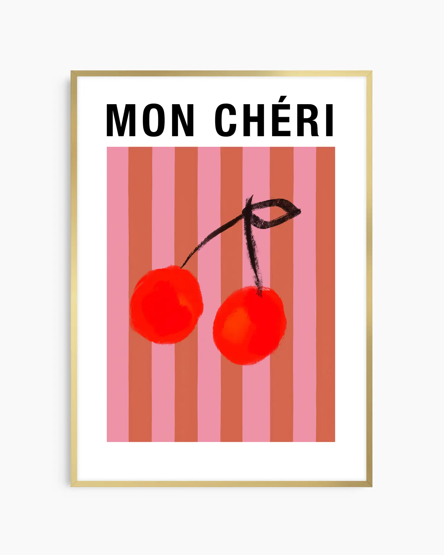 Barnrumstavla med texten "MON CHÉRI" och två illustrerade körsbär på randig bakgrund, inramad i guld aluminiumram. En elegant och lekfull illustration.