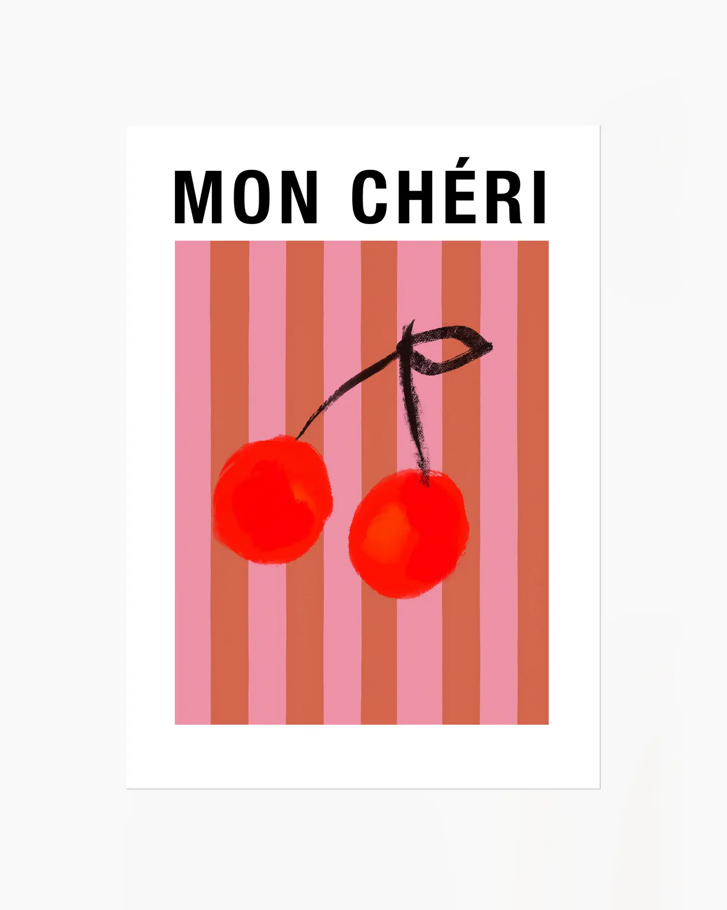 Barnrumstavla med texten "MON CHÉRI" i svart och två illustrerade körsbär på rosa och rödbrun randig bakgrund. En söt och modern illustration.