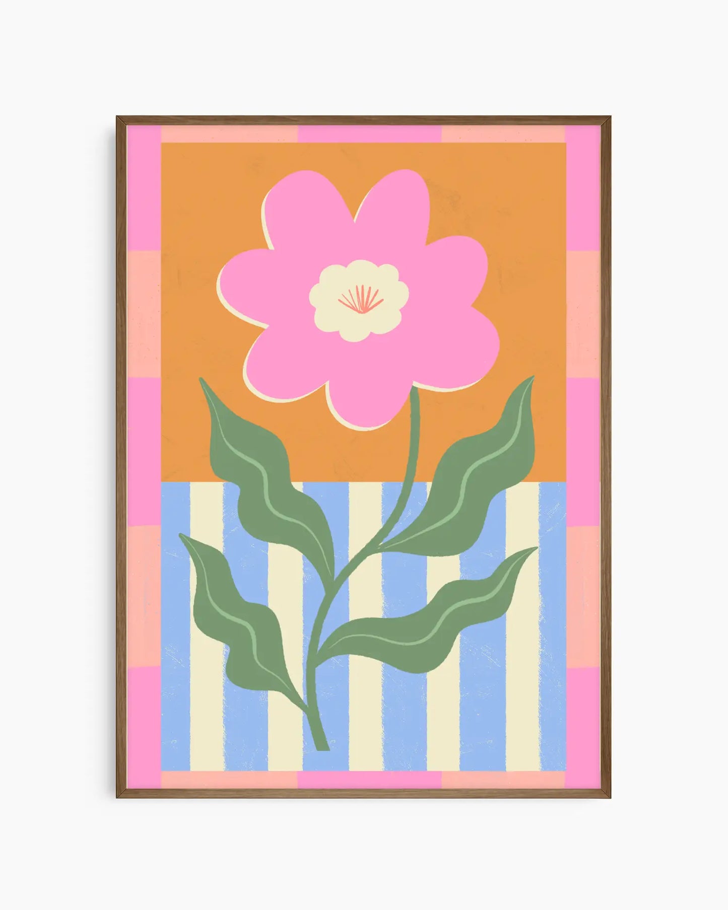 Barntavla med stor rosa blomma och gröna blad framför mönstrad bakgrund i flera färger, inramad i mörk ekram. En varm och livfull väggdekoration.