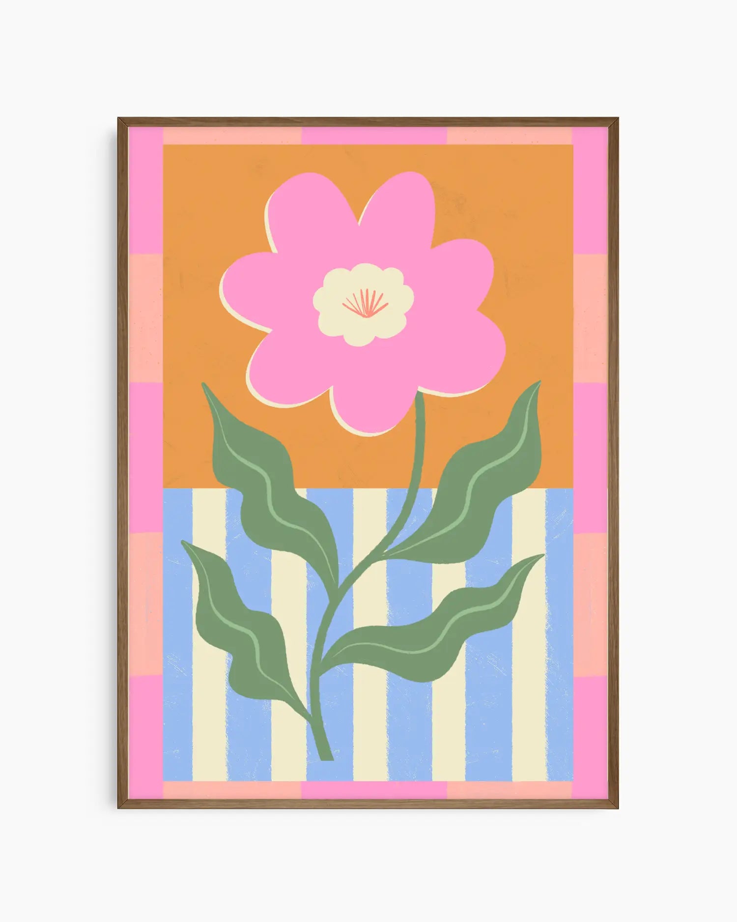 Barntavla med stor rosa blomma och gröna blad framför mönstrad bakgrund i flera färger, inramad i mörk ekram. En varm och livfull väggdekoration.
