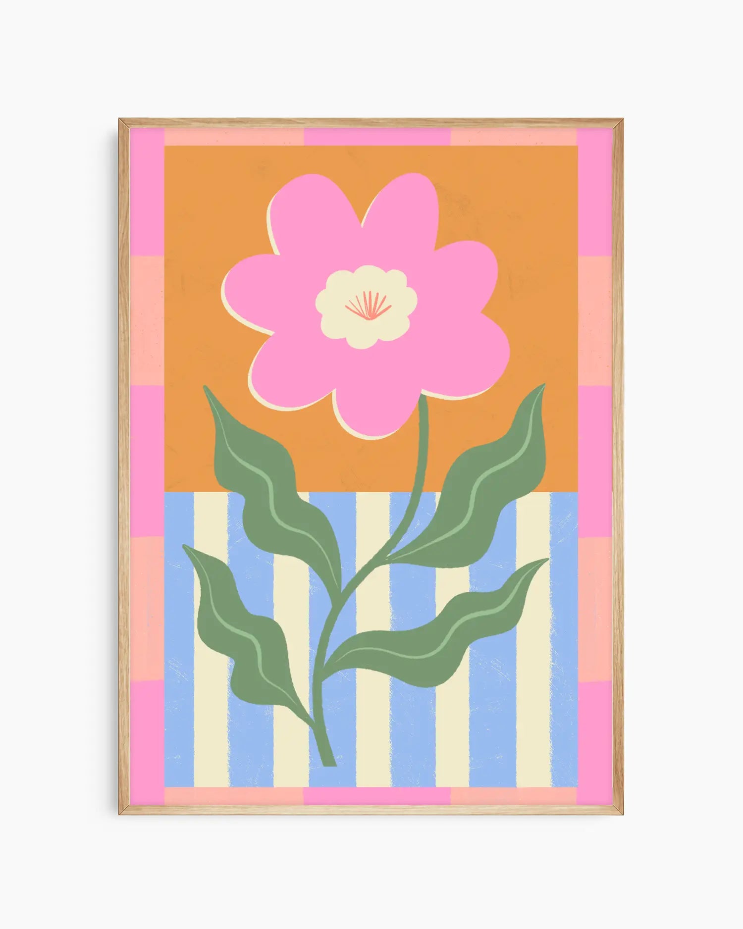 Barntavla med rosa blomma och blad framför färgglad bakgrund i orange, blått och rosa, inramad i ekram. En mjuk och charmig dekoration.
