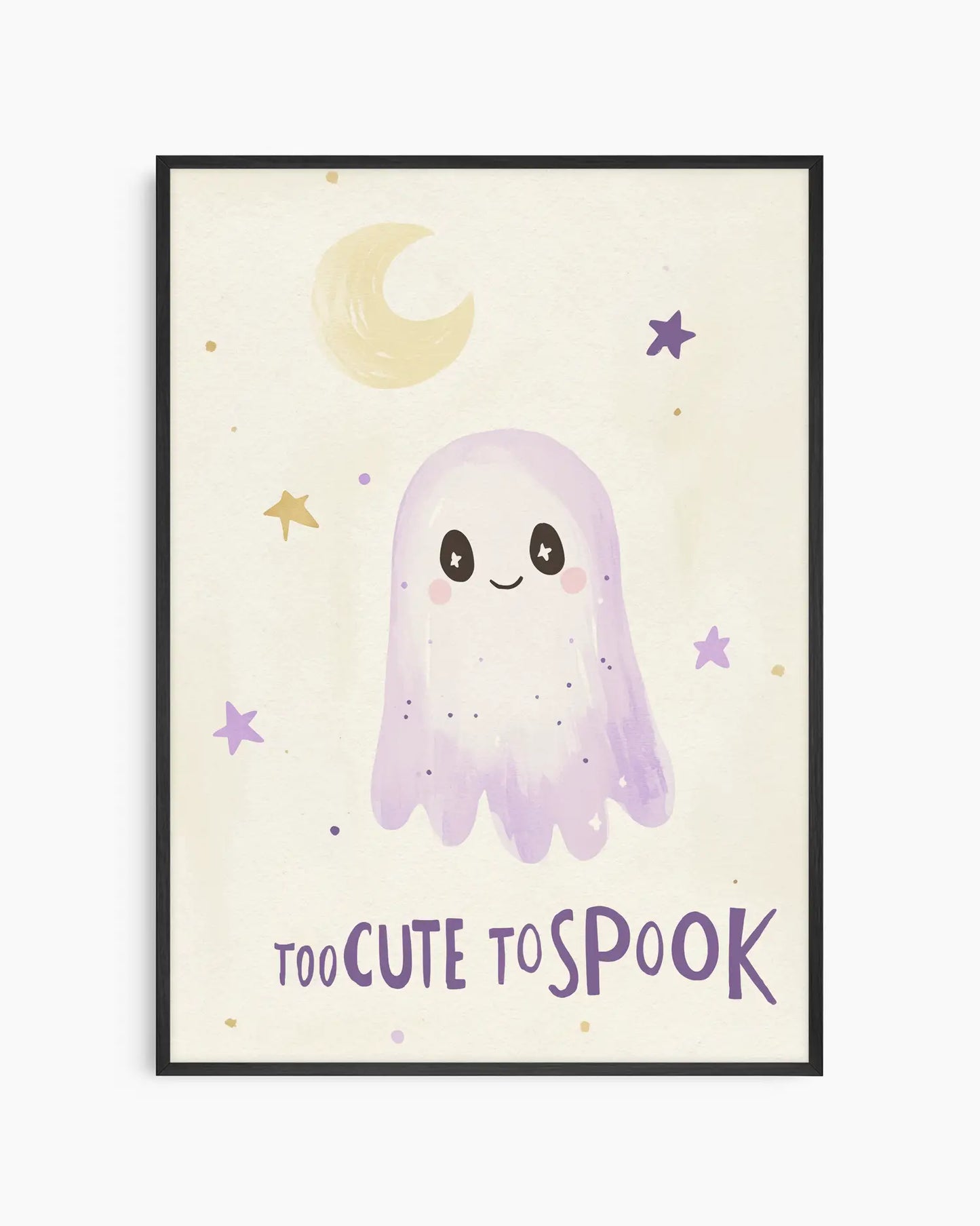 Barntavla med ett lila sött spöke, stjärnor och måne samt texten "Too Cute To Spook", inramad i svart träram för ett lekfullt och modernt uttryck.