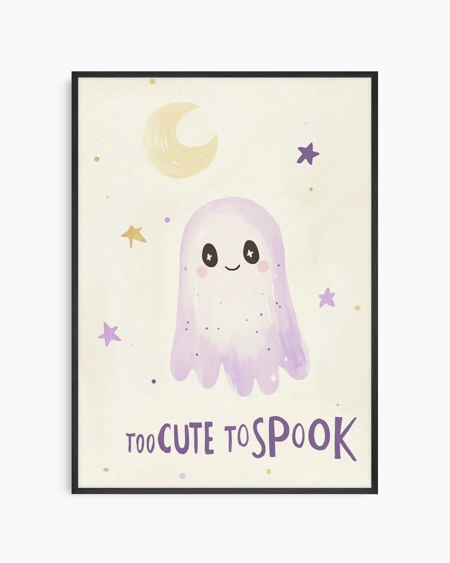 Barntavla med ett lila sött spöke, stjärnor och måne samt texten "Too Cute To Spook", inramad i svart träram för ett lekfullt och modernt uttryck.