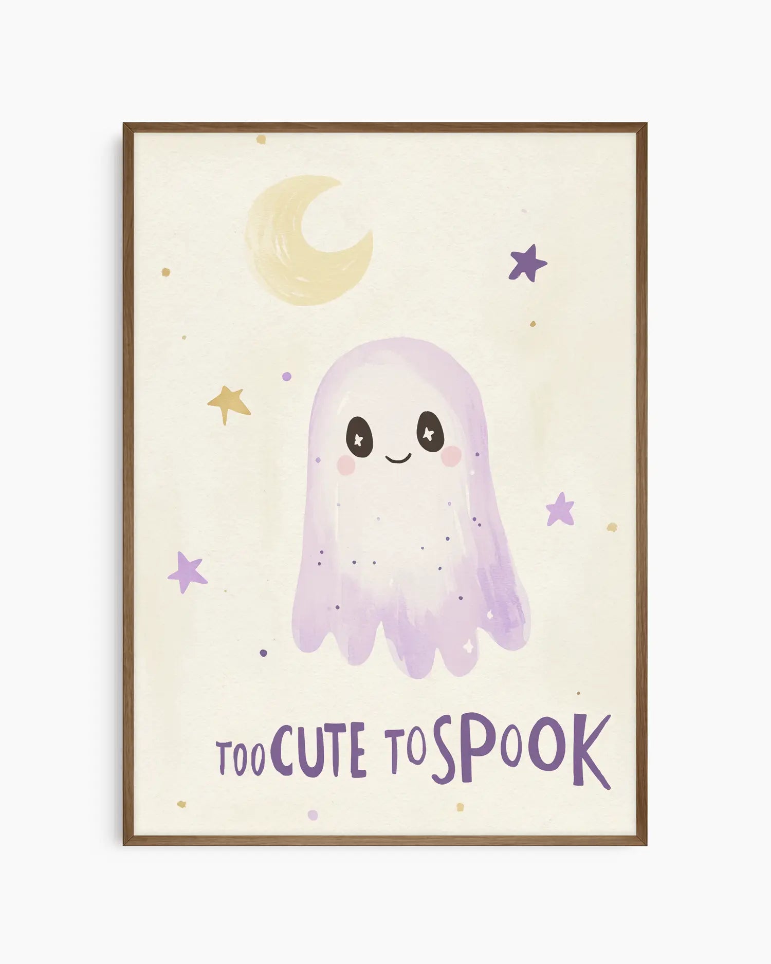 Barnrumstavla med gulligt lila spöke, stjärnor och måne och texten "Too Cute To Spook", inramad i mörk ekram som ger motivet en varm och mjuk känsla.