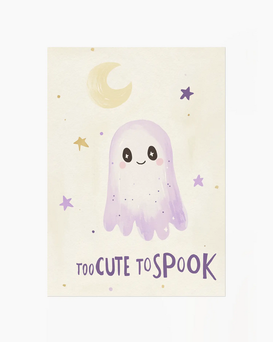 Barnrumstavla med ett lila gulligt spöke omgivet av stjärnor och måne, med texten "Too Cute To Spook", perfekt för ett lekfullt och mysigt barnrum.