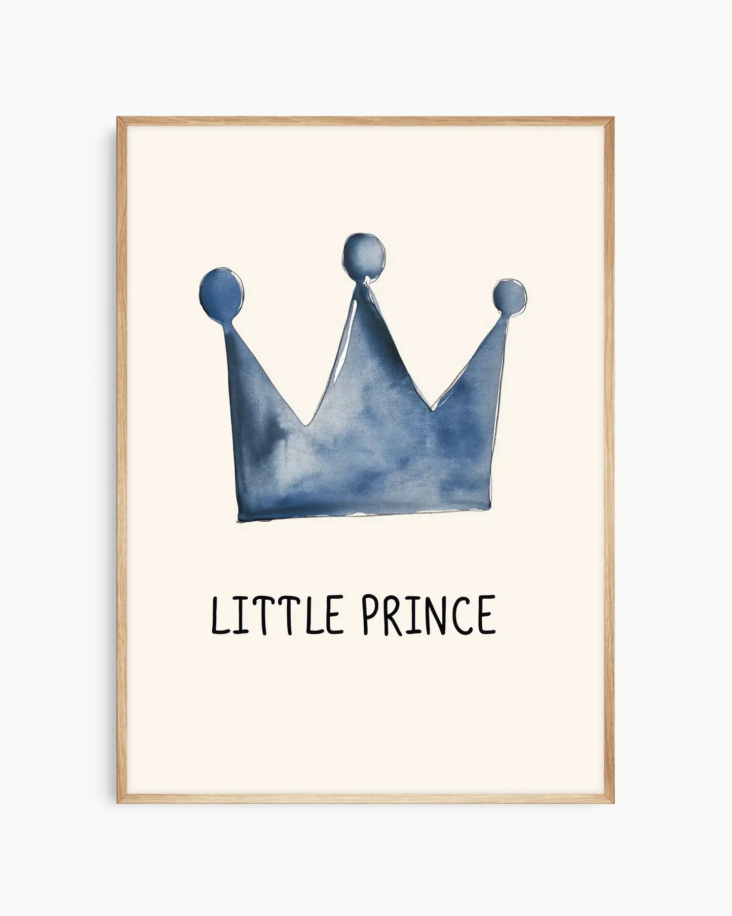 Barnrumstavla med blå krona och texten "Little Prince", inramad i ekram som tillför ett naturligt och harmoniskt uttryck.
