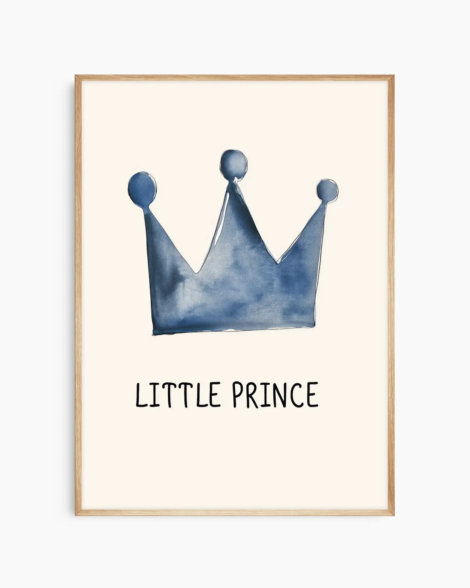 Barnrumstavla med blå krona och texten "Little Prince", inramad i ekram som tillför ett naturligt och harmoniskt uttryck.